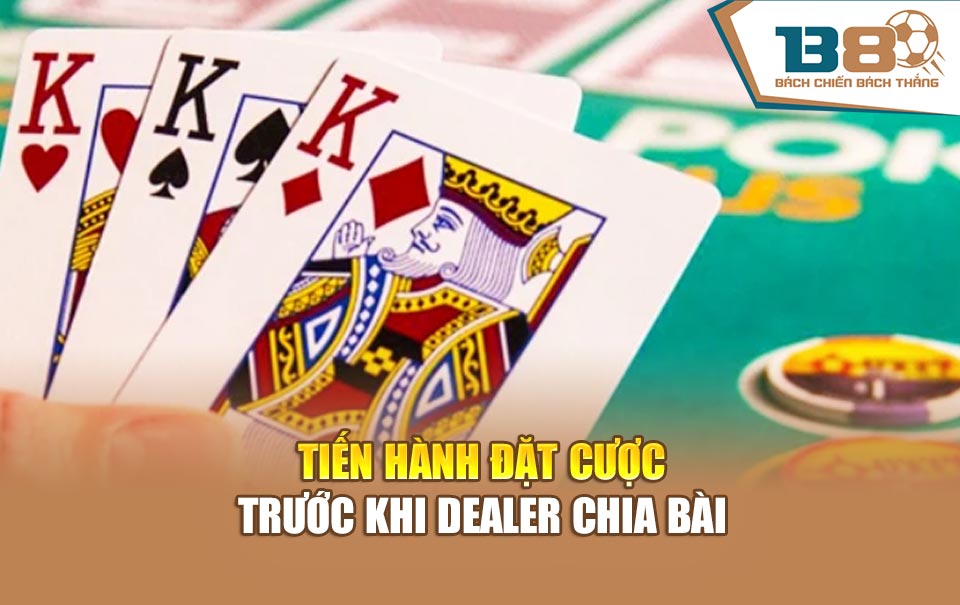 Tiến hành xuống tiền trước khi dealer chia bài